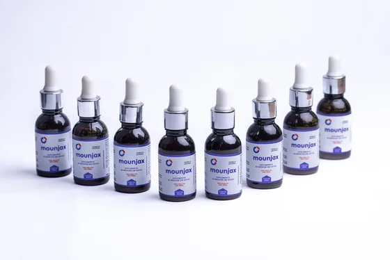 Oito frascos de Mounjax de 30 ml, lado a lado.